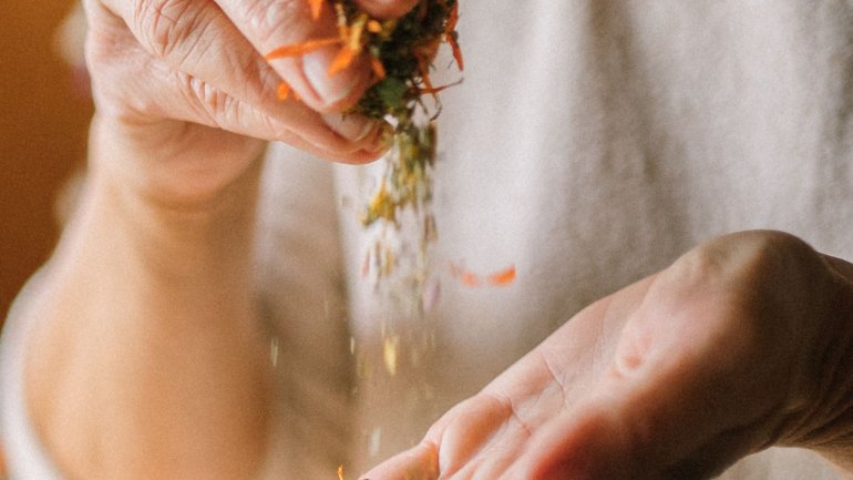 Mans que treballen amb plantes utilitzades per a remeis naturals