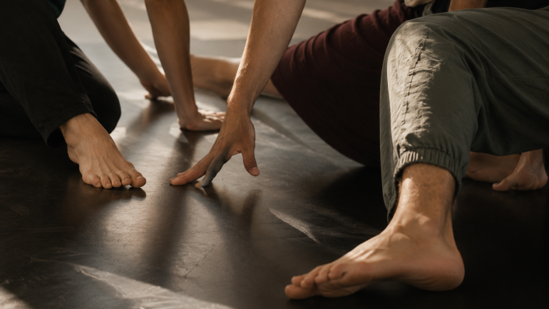 Curs de Contact Improvisació - Moviment de mans i peus
