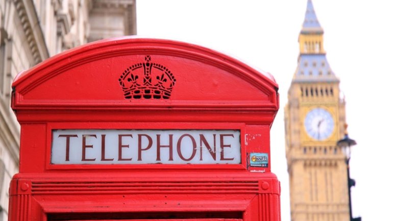 una cabina telefònica vermella a Londres
