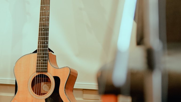 Una guitarra en una aula de música
