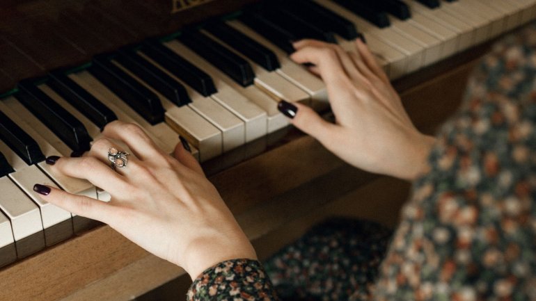Les mans d'una noia tocant el piano
