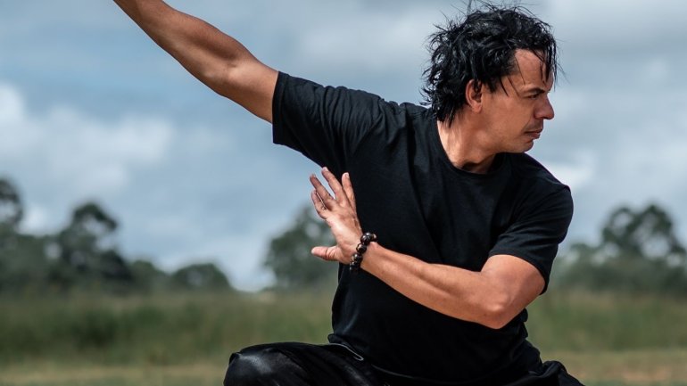 Un home practicant Txikung en la naturalesa