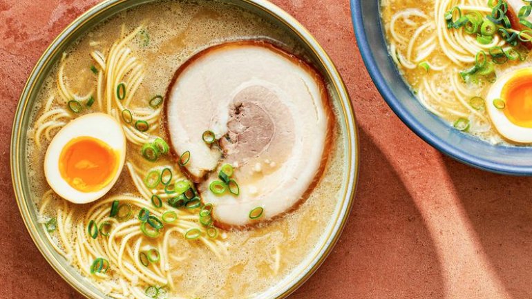 Bol de ramen tonkotsu amb brou cremós, fideus, una rodanxa de porc rostit (chashu), mig ou marinat i ceba tendra, vist des de dalt.
