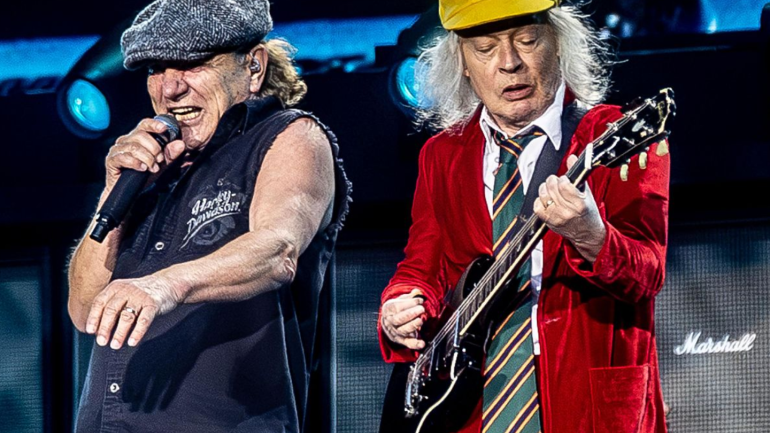 imatge del cantant i guitarrista del grup ACDC en primer pla