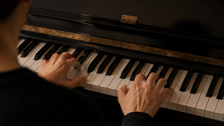 Persona tocant el piano