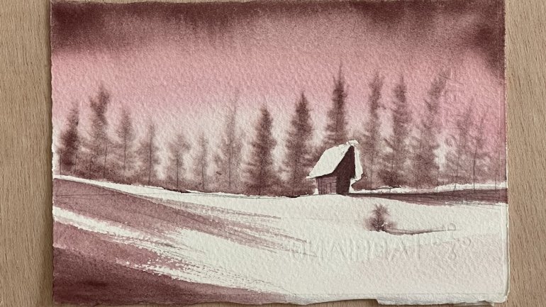 Aquarel·la d'un paisatge nevat amb una petita cabana davant d'un bosc de coníferes, pintat en tons rosats i marrons. La composició evoca una escena hivernal serena.