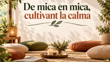Espai càlid i lluminós dedicat a la calma i el benestar, amb coixins de meditació sobre una catifa, plantes, una espelma i llum natural. Al centre hi apareix el títol «De mica en mica, cultivant la calma» en tons verd i terracota, acompanyat d’un petit mo