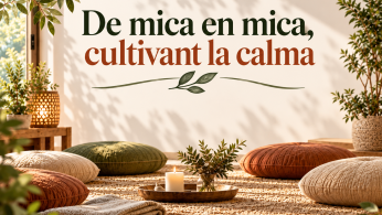 Espai càlid i lluminós dedicat a la calma i el benestar, amb coixins de meditació sobre una catifa, plantes, una espelma i llum natural. Al centre hi apareix el títol «De mica en mica, cultivant la calma» en tons verd i terracota, acompanyat d’un petit mo